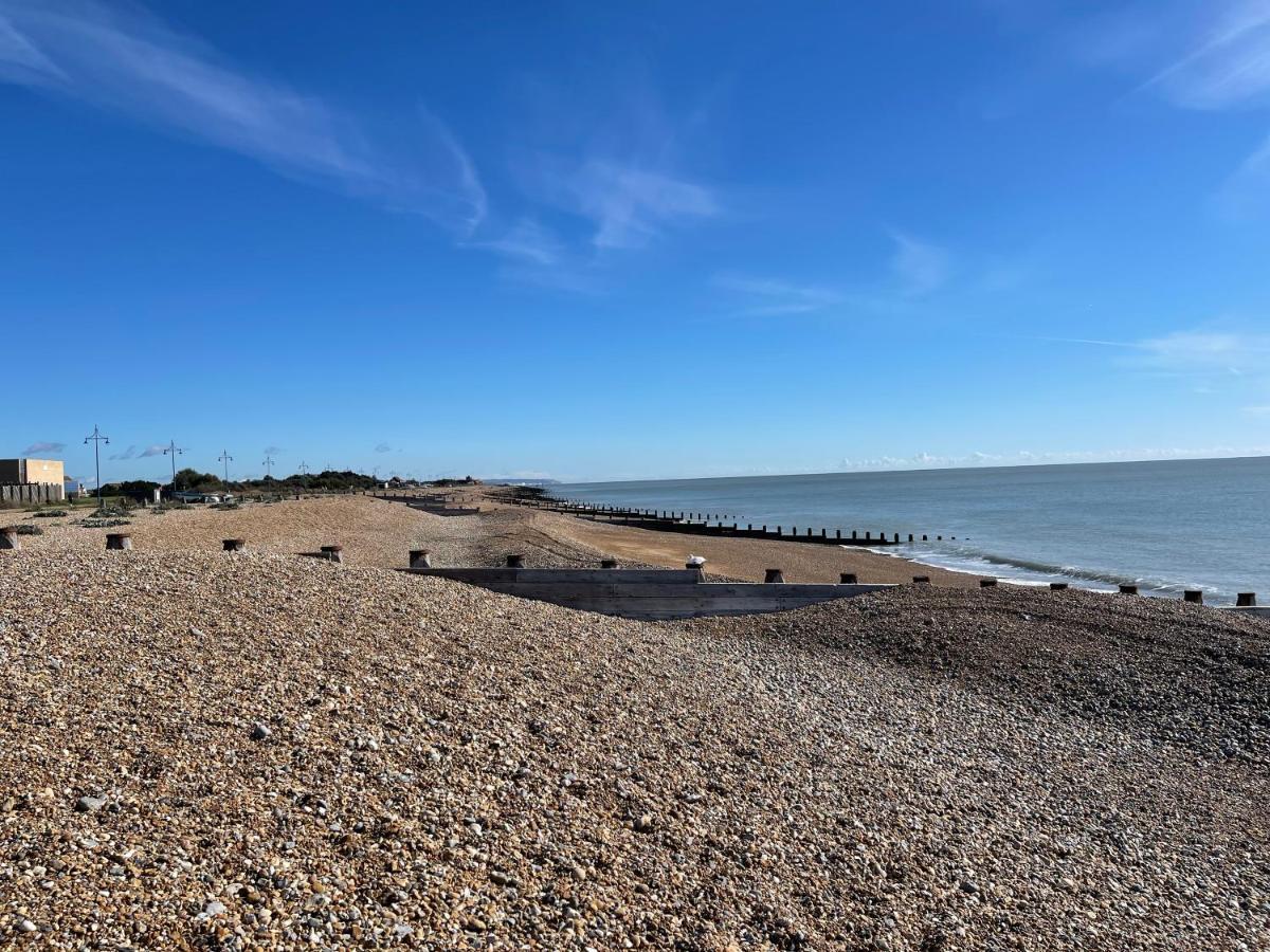 Impeccable 2-Bed Apartment In Eastbourne Bagian luar foto