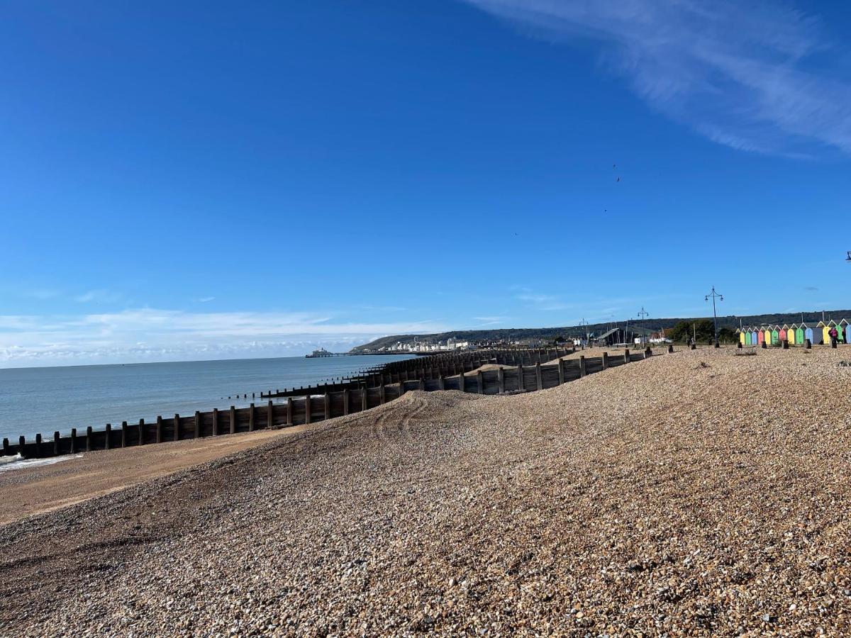 Impeccable 2-Bed Apartment In Eastbourne Bagian luar foto